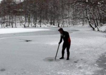 Gölde telefon avlıyor!