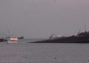 Zeytinburnu’nda kuruyük gemisi batmaya başladı