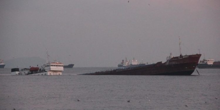 Zeytinburnu’nda kuruyük gemisi batmaya başladı