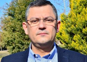 AKP anayasa paketini neden mecliste bekletiyor?