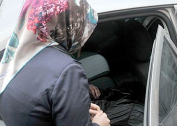 Yeni doğum yapmış kadını gözaltına almaya çalışıyorlar