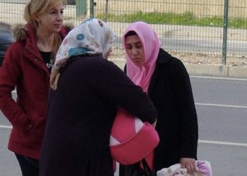 1 günlük bebeğiyle gözaltına alındı!