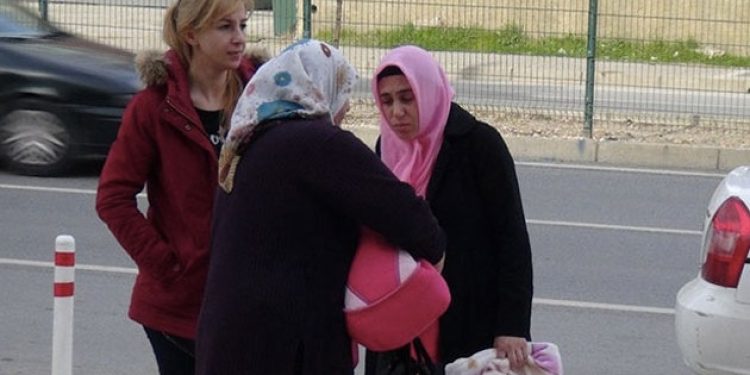 1 günlük bebeğiyle gözaltına alındı!