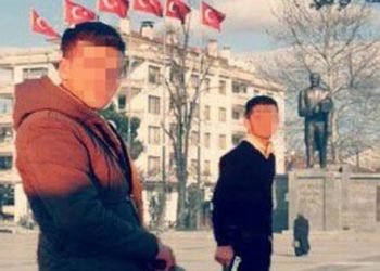 Ak Milisler silahlarla sokakta