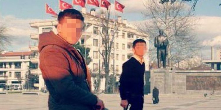 Ak Milisler silahlarla sokakta