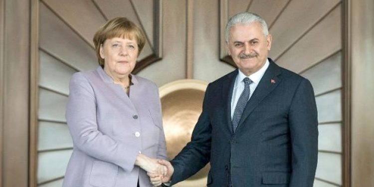 Merkel’den Türkiye’ye güçler ayrılığı uyarısı