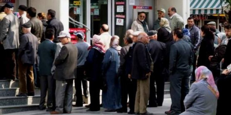 ‘Emeklilere promosyon vaadi şantaja dönüştü’