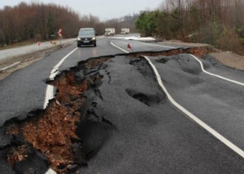 Zonguldak’ta karayolu açılmadan çöktü