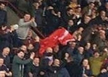 Türk bayrağı açtı gözaltına alındı!