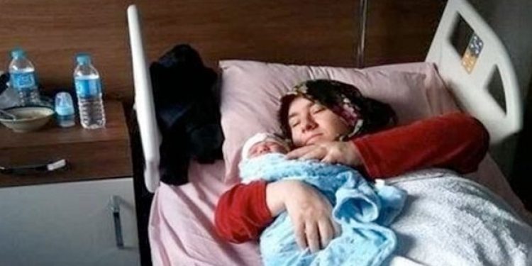 Yeni doğum yapan anneyi gözaltına aldılar!