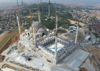 Erdoğan’ın camisinde göçük
