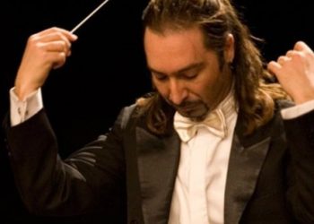 Orkestra şefi ihraç edildi