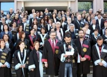 İhraç olan akademisyenleri direnecek!