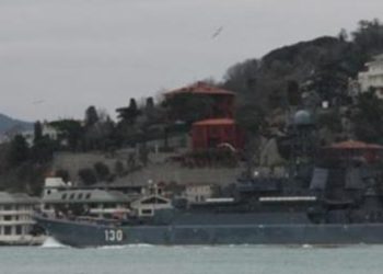 Rus savaş gemisi Boğaz’dan geçti