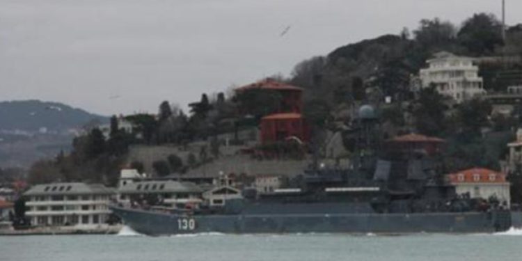 Rus savaş gemisi Boğaz’dan geçti