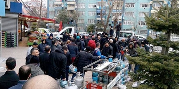 Yeni Türkiye’de uzun tüp kuyrukları!