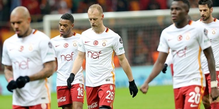 Galatasaray evinde yenildi fırsatı kaçırdı!