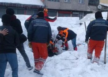 Pazar yerinin çatısı çöktü! Yaralılar var