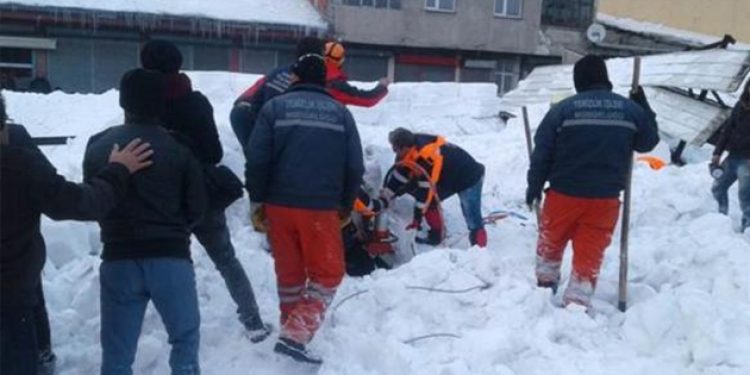 Pazar yerinin çatısı çöktü! Yaralılar var