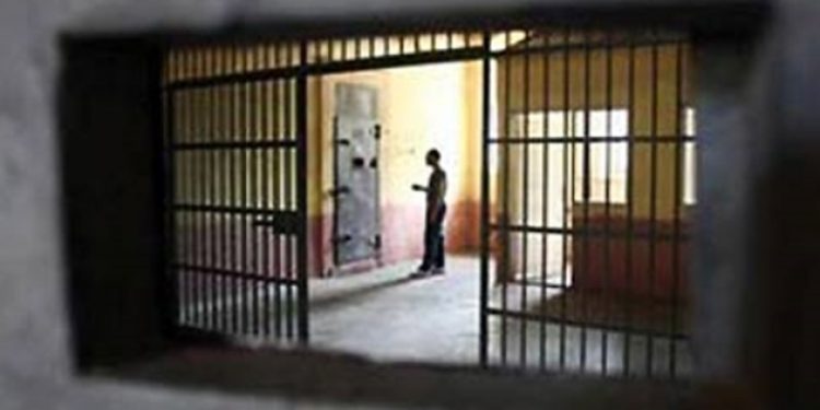 Cezaevinde yavaş yavaş öldürülüyor