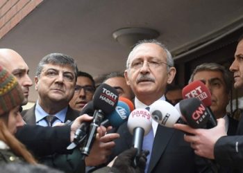 Kılıçdaroğlu saldırıya uğrayan başörtülü kızı ziyaret etti