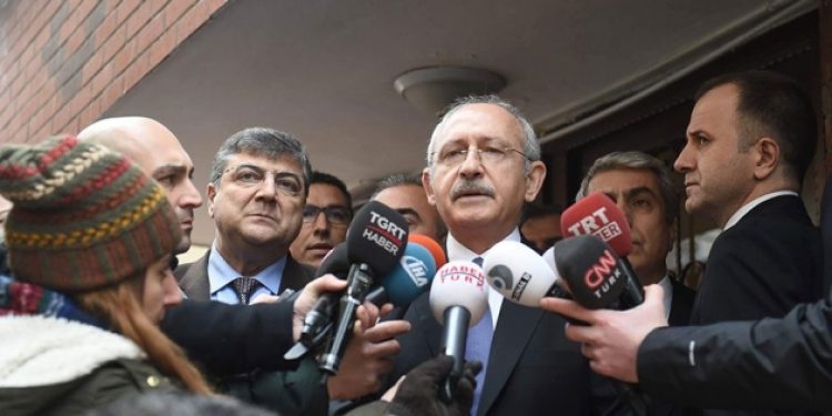 Kılıçdaroğlu saldırıya uğrayan başörtülü kızı ziyaret etti