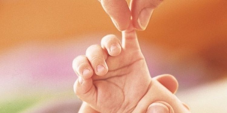 Tutuklu annenin doğurduğu bebeği aldılar