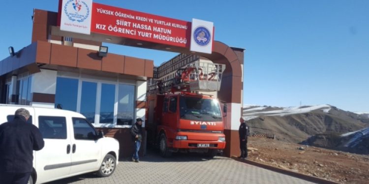 2000 öğrencinin kaldığı kız öğrenci yurdunun çatısı çöktü