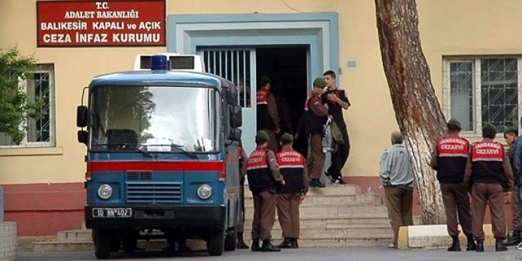 Hasta bebeğiyle gözaltında /Annelere Saldırı