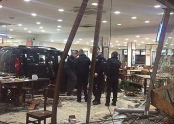 Gasp ettiği araçla restorana girdi; 11 yaralı