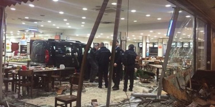 Gasp ettiği araçla restorana girdi; 11 yaralı