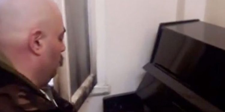 Kundaklanan sanat merkezinde İzmir Marşı!