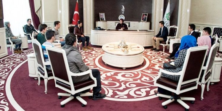 Belediye başkanının şaşaalı makam odası