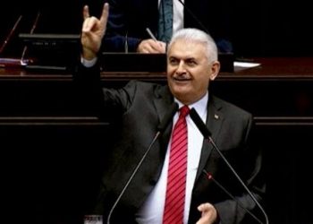 Erdoğan hayvan demişti, Yıldırım “bozkurt” işareti yaptı