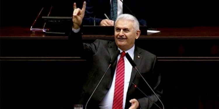 Erdoğan hayvan demişti, Yıldırım “bozkurt” işareti yaptı