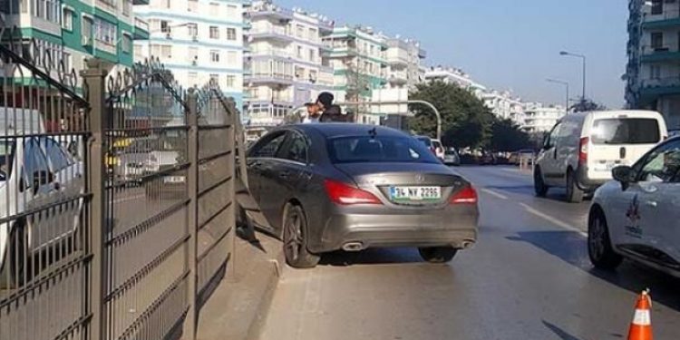 Golcü futbolcudan korkutan kaza