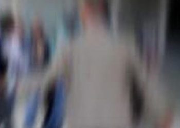 Sınıfı basıp öğretmeni dövdüler