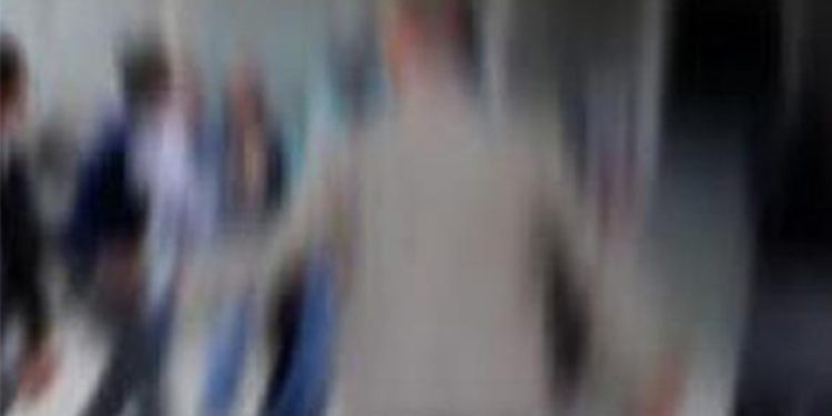 Sınıfı basıp öğretmeni dövdüler