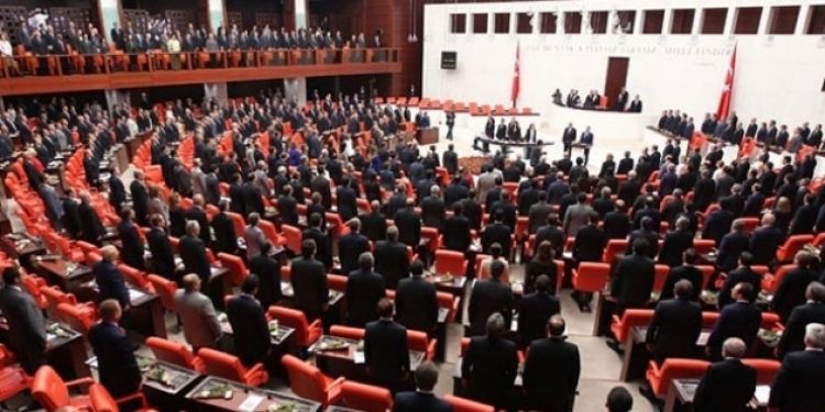 “Meclis’in üçüncü partisinin fiilen kapatılacağından endişeliyiz”