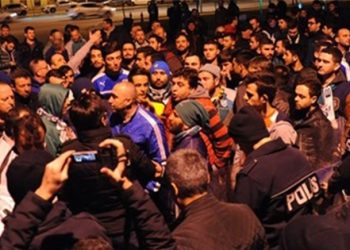 Taraftar futbolculara saldırdı!