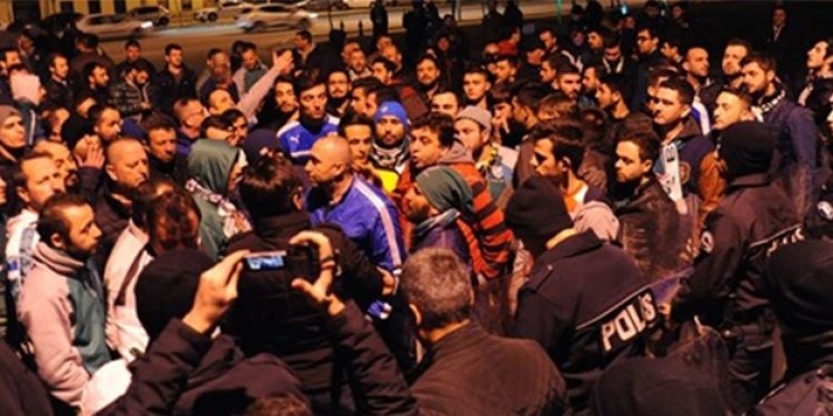 Taraftar futbolculara saldırdı!