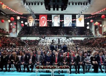 AKP salonunda Bahçeli de var!