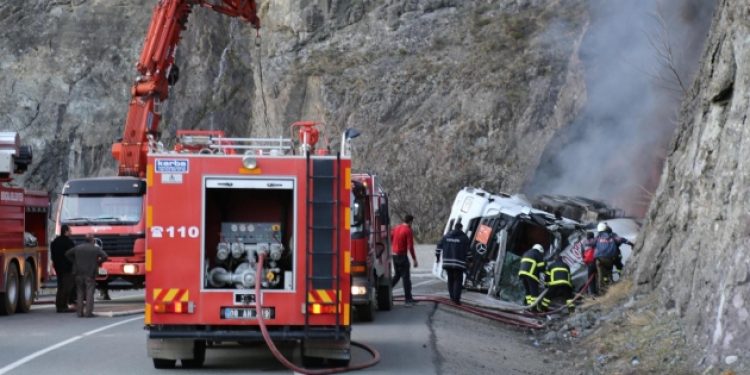 Artvin’de devrilen tanker alev alev yandı