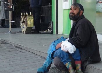 Oğlunu bayıltan dilenci yine gündemde