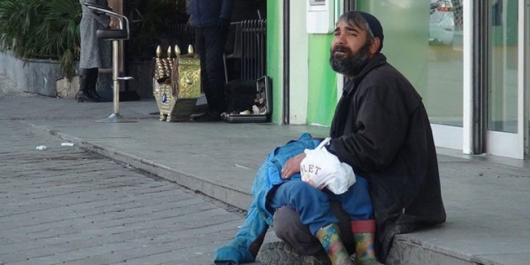 Oğlunu bayıltan dilenci yine gündemde