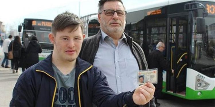 Engelli çocuk ve babası zorla otobüsten indirildi