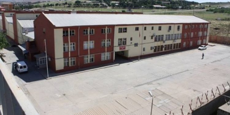 Cezaevi koğuşlarına baskın üstüne baskın