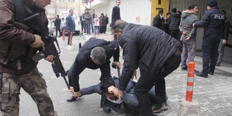 Bakan’ın önünde meydan kavgası!