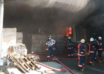 Esenyurt’ta boya fabrikasında yangın