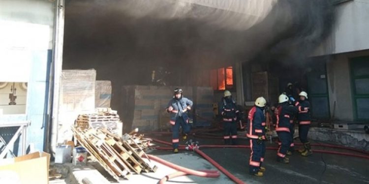Esenyurt’ta boya fabrikasında yangın
